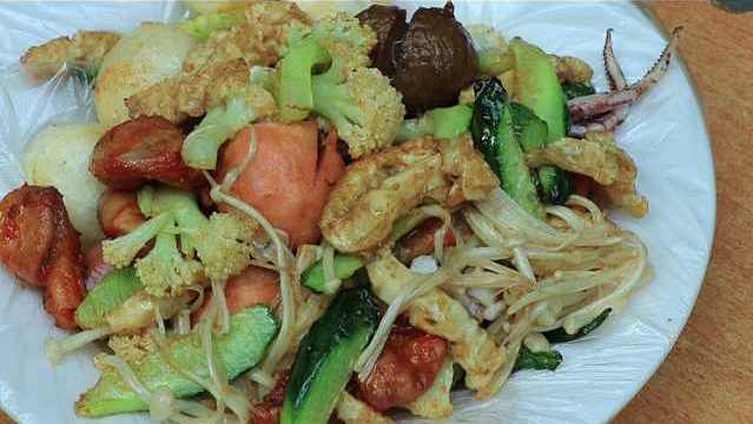 【谁是你心中的夜宵之王?下岗女工转行卖炸货:独家酱料受欢迎[太开心]】湖北武汉,这家胡炸炸